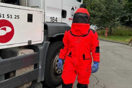 Der Anzug der ANF ist dick genug, um gegen den Stachel der asiatischen Hornisse zu schützen