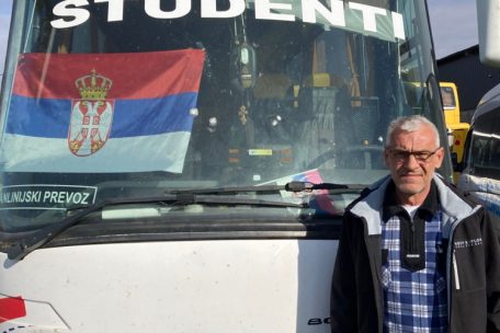 Fast in den Selbstmord aus Verzweiflung getrieben: Der Busunternehmer Miromir Jacimovic (49) im serbischen Dorf Djurdjevo wird wegen des Transports protestierender Studenten schikaniert