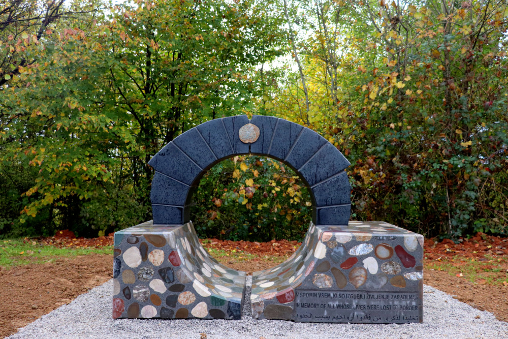 Mahnmal / Slowenien enthüllt erstes Denkmal für verstorbene Geflüchtete auf der Balkanroute