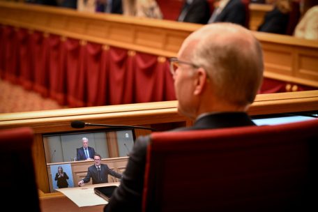 Premierminister Luc Frieden (CSV) lauscht seinem Vize bei dessen jährlicher Rede zur Außenpolitik Luxemburgs