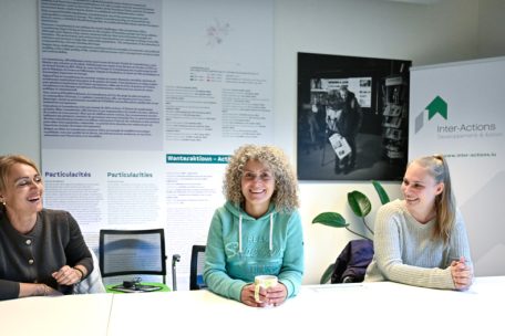 Die Erzieherinnen Laetitia da Costa (l.) und Angie Reuter (r.) haben wohnungslose Menschen gezählt und mit ihnen Gespräche geführt. U.a. die stellvertretende Direktorin von „Inter-Actions“, Virginie Giarmana (M.), hat die Methodologie dazu ausgearbeitet.