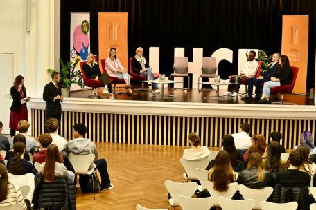 Table ronde / Schüler tauschen sich mit Politikern über Demokratie aus