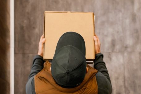 Dreiste neue Betrugsmasche  / Polizei warnt: Falsche Paketboten in Luxemburg unterwegs – die mit einem Trick Bankkarten klauen