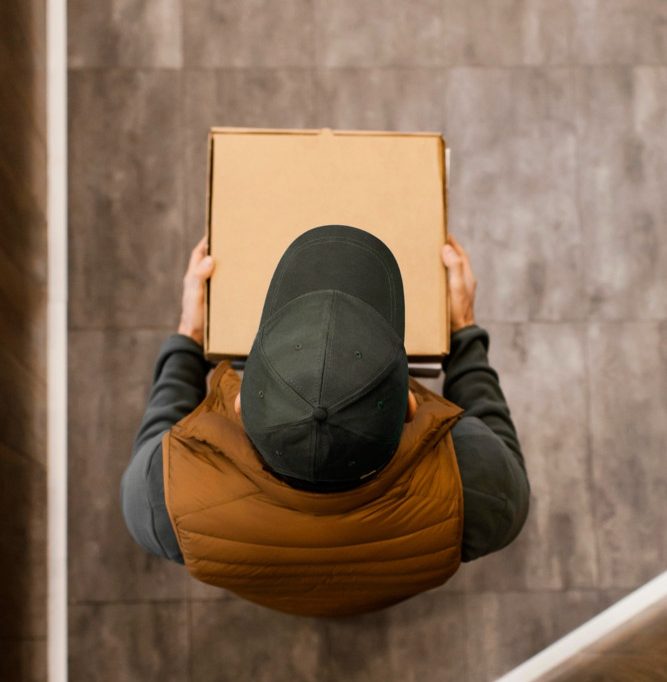 Dreiste neue Betrugsmasche  / Polizei warnt: Falsche Paketboten in Luxemburg unterwegs – die mit einem Trick Bankkarten klauen