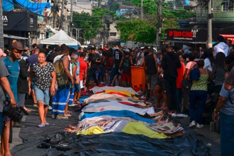 Die getöteten mutmaßlichen Bandenmitglieder liegen in einer Straße des Viertels des Complexo de Penha im Norden Rios
