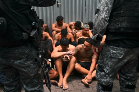 Einige der bei der Razzia im Complexo de Penha verhafteten mutmaßlichen Bandenmitglieder