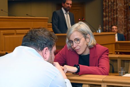 Sam Tanson („déi gréng“) bespricht sich vor ihrer Rede mit Parteikollege Meris Sehovic.