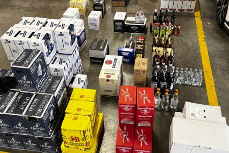 Die Polizei zeigt stolz ihren Fund: Von Wodka über Rum bis Whisky ist alles dabei