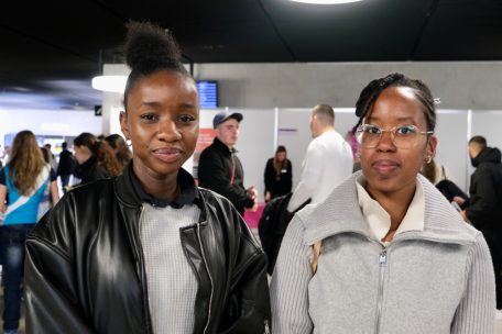 Aissatou Barry (l.) macht sich keine Sorgen um KI