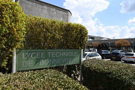 Vor Bouneweger Lycée / Verstörendes Video zeigt, wie Jugendliche einen Schüler zusammenschlagen