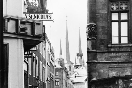 Fig. 2. L’Hôtel de Luxembourg (à gauche) héberge un dancing. Batty Fischer, 1939 © Photothèque de la Ville du Luxembourg