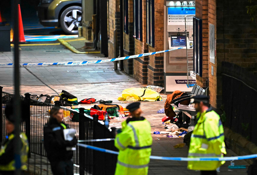 Motiv unklar / „Rennt, rennt weg!“: Zehn Verletzte bei Messerangriff in Zug in England