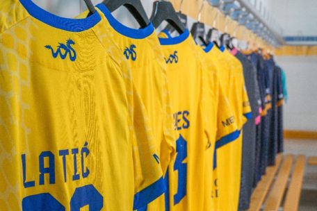 Arantia Fels/Marisca Mersch / Wie zwei Vereine ihren Trikots einen lokalen Touch verleihen 