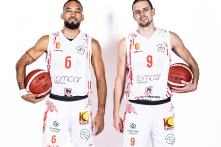 DJ Wilson und Vic Heuschling sind bei der Arantia Fels für die Gestaltung der Trikots verantwortlich