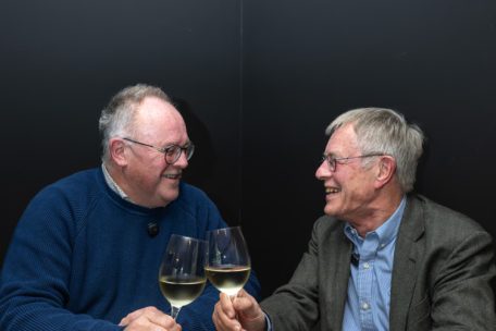 Die beiden ehemaligen Landwirtschaftsminister kennen sich seit vielen Jahren – beim Wiedersehen fließt der Austausch so selbstverständlich wie der Wein