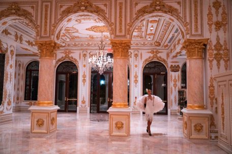 Editorial / Politik und Dekadenz: Brot und Spiele für die Reichen, Verachtung für die Ärmsten