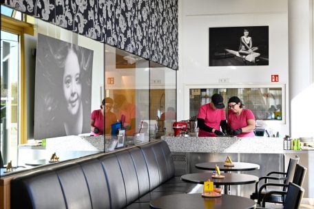 Jeremy und Malou sind dabei, das Gebäck zum Kaffee vorzubereiten