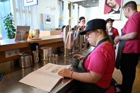 Elise ist die Chefin hinter der Bar – und das Heft mit den Getränkrezepten eine Art Bibel