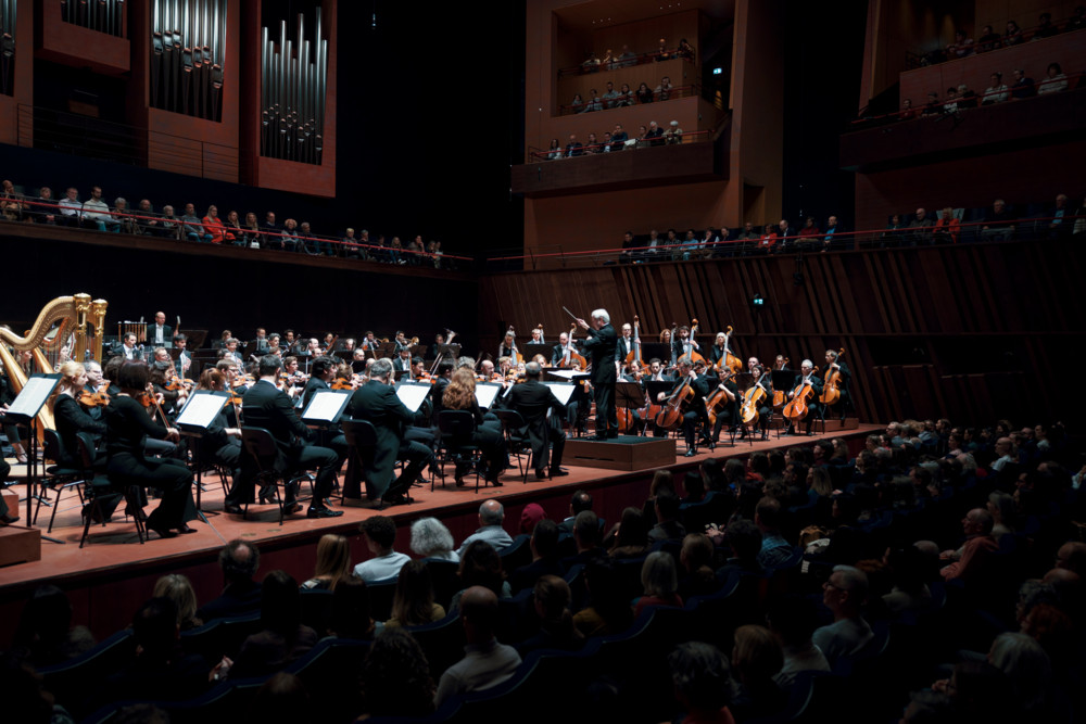 Alain spannt den Bogen / Extraklasse dank Jukka-Pekka Saraste: Leonidas Kavakos’ poetische Schostakowitsch-Erzählung in der Philharmonie