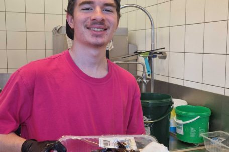 Der Muschelschrubber: Christophe hat mal im Alleingang 16 Kilo vorbereitet