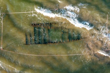Vietnam / Taifun legt jahrhundertealtes Schiffswrack frei