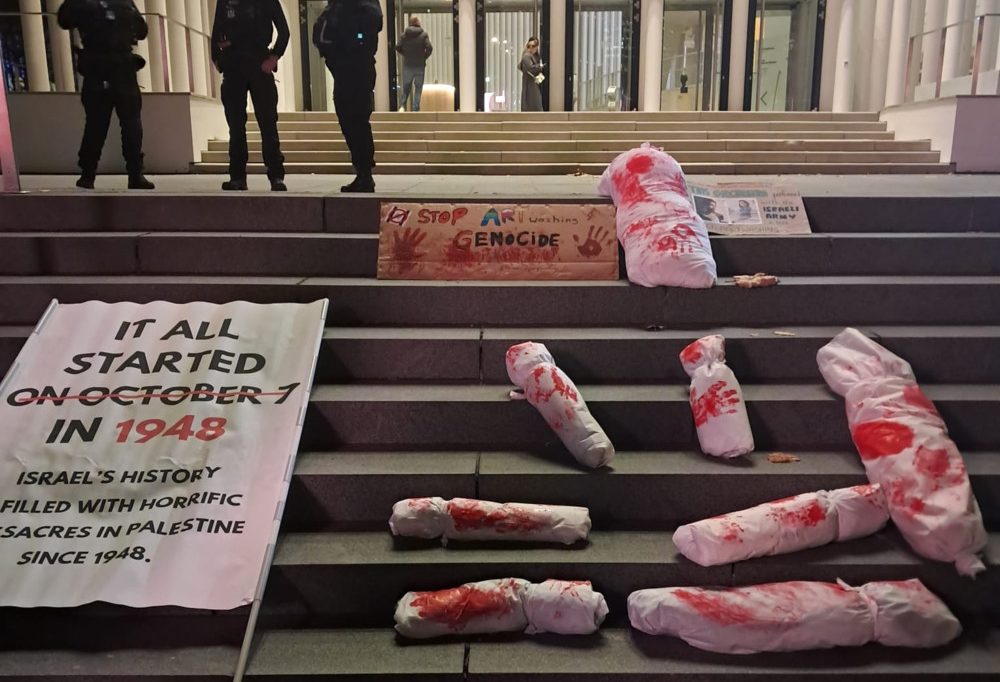 Zwischen Kunst und Politik / Demonstranten protestieren vor der Philharmonie gegen das Israel Philharmonic Orchestra