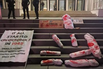 Zwischen Kunst und Politik / Demonstranten protestieren vor der Philharmonie gegen das Israel Philharmonic Orchestra