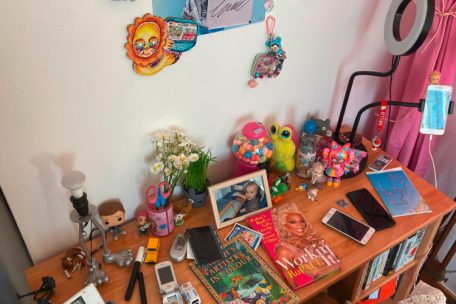 Sirah Haris präsentiert eine Sammlung popkultureller Gegenstände mit Nostalgie-Faktor 