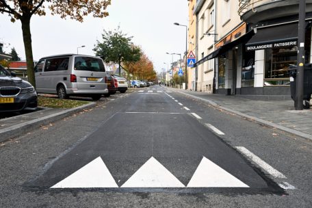 Vier neue Bremsschwellen sind inzwischen in der hauptstädtischen Avenue Victor Hugo zu sehen