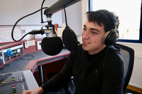 Die ersten Aufnahmen entstanden im Jugendzimmer, jetzt nimmt Charel Schiltz in den Studios von Radio ARA auf