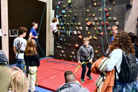 Diejenigen, die hoch hinaus wollten, durften sich an der Kletterwand ausprobieren