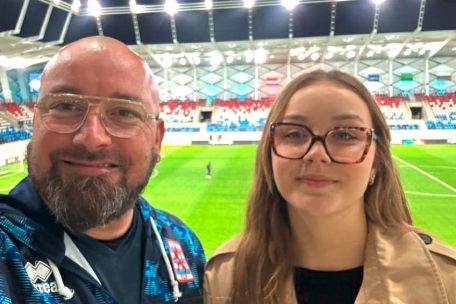 Steve Kerger mit seiner Tochter im Stade de Luxembourg