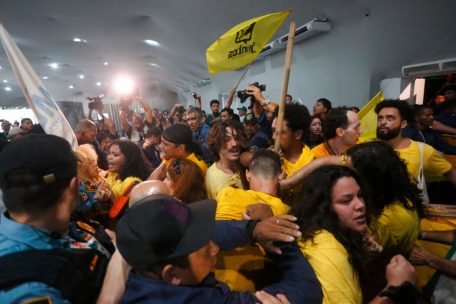 COP30 / Indigene Demonstranten und Sicherheitskräften geraten bei Klimakonferenz aneinander