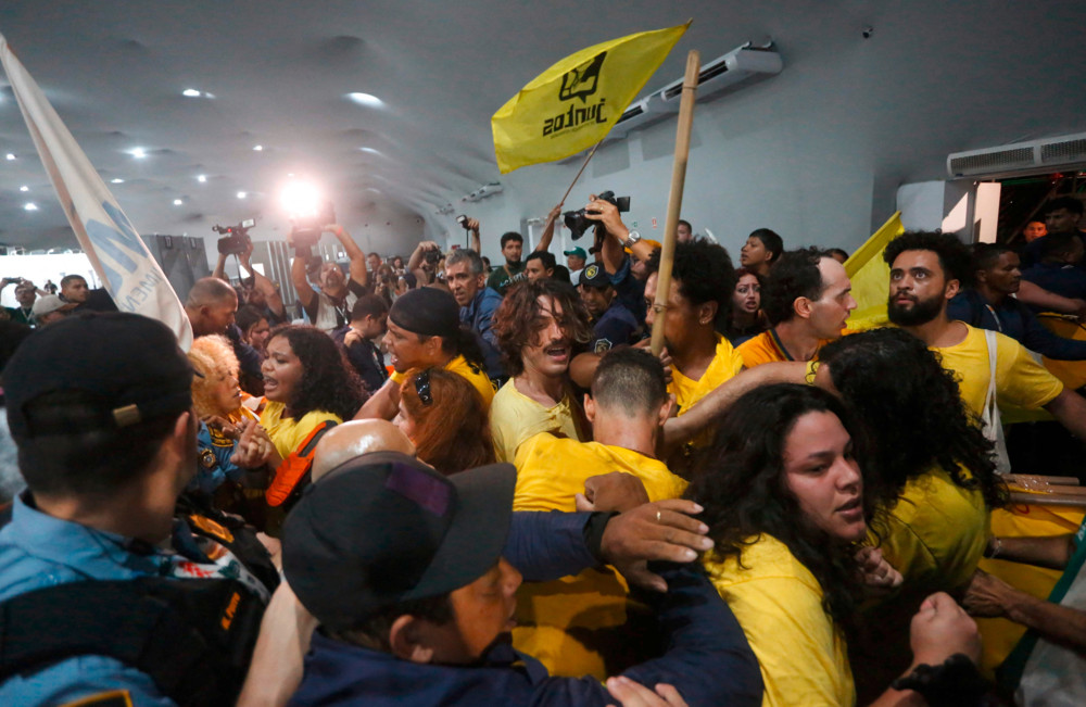 COP30 / Indigene Demonstranten und Sicherheitskräften geraten bei Klimakonferenz aneinander