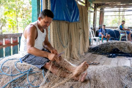Fischer Waldemar dos Santos flickt seine Netze