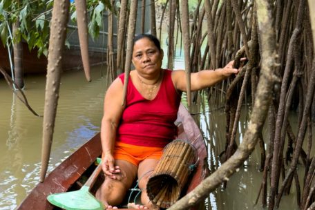 Krabbenfischerin Aldineia Lopes dos Santos bringt ihre Fallen aus