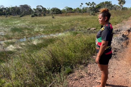 Claudeth Sousa blickt skeptisch auf das Land, das zu ihrem Quilombo gehört