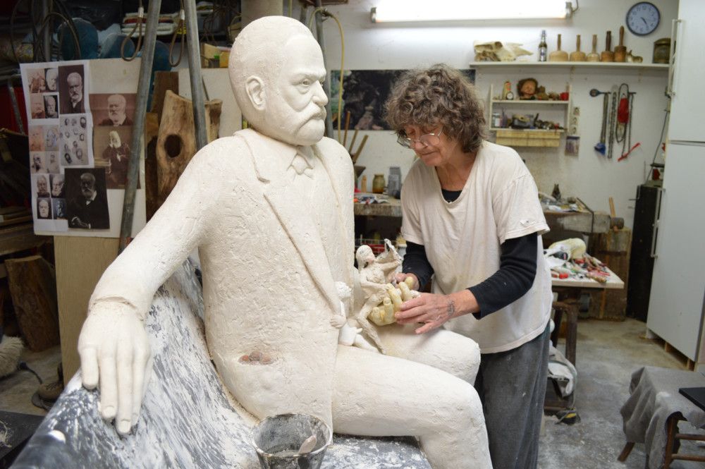 Vianden / Auf einen Plausch mit Victor Hugo: Zu Besuch im Atelier der Bildhauerin Marie-Josée Kerschen