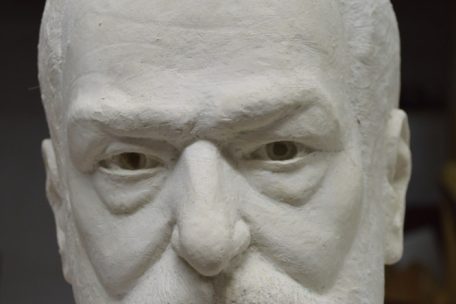 Anhand von zahlreichen Fotos hat die Bildhauerin den Schriftsteller detailgenau modelliert