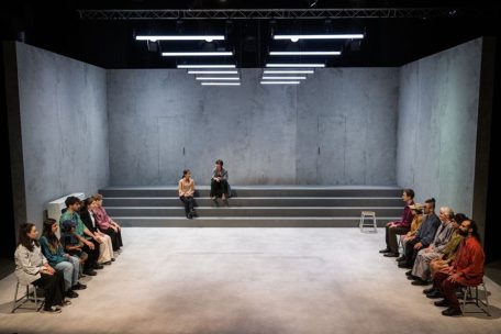 Die „Biergerbühn“ in Aktion bei „The Stranger Song“ (2025)