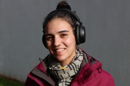 Ana hat sich mit einem Dokumentarfilm und Podcasts über das Dossier informiert