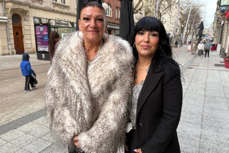 Manuela (l.) findet, dass die Beteiligten bestraft werden sollen, während Tochter Brenda noch nie von der Geschichte gehört hat