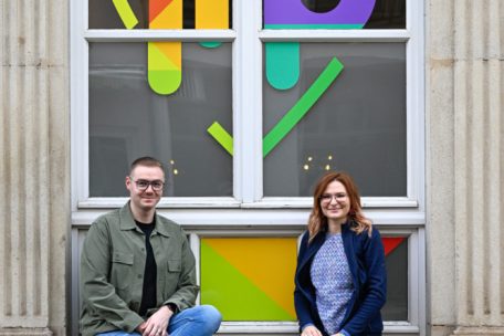 Erzieherin Darya Syrovatska und Sozialarbeiter Joe Greisch bieten den Jugendlichen Halt und Unterstützung bei administrativen Vorgängen