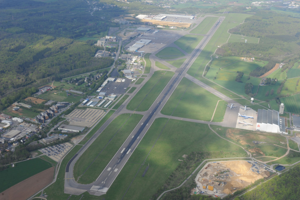 Unfall am Flughafen Luxemburg / Sportflugzeug landet ohne Fahrwerk – Zwei Menschen verletzt