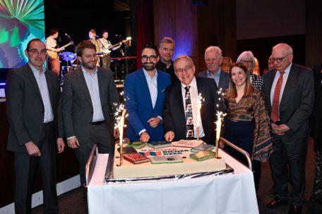 Geburtstagskuchen zum 30. Jubiläum: Kulturminister Eric Thill (DP, Mitte links) und der Walferdinger Bürgermeister François Sauber (CSV, Mitte rechts) schnitten den Kuchen gemeinsam an