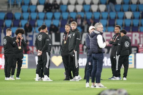 Die prominenten Gäste mit u.a. Nick Woltemade (M.)