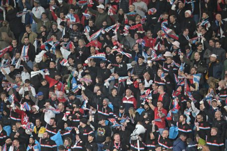 Viele Menschen – ein Ziel: die „Roten Löwen“ anzupeitschen