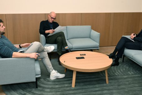 Politik-Ressortleiter Sidney Wiltgen (l.) und Journalist Luc Laboulle (M.) trafen sich am Freitag zum Interview mit Premierminister Luc Frieden