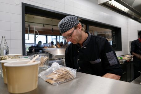 Marc Goedert bringt seine Erfahrung als Koch ein – und findet hier einen Arbeitsplatz ohne Barrieren