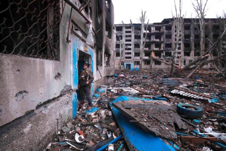 Ein ukrainischer Soldat steht inmitten der Trümmer von Kostyantynivka, einer Frontstadt in der Donezk Region